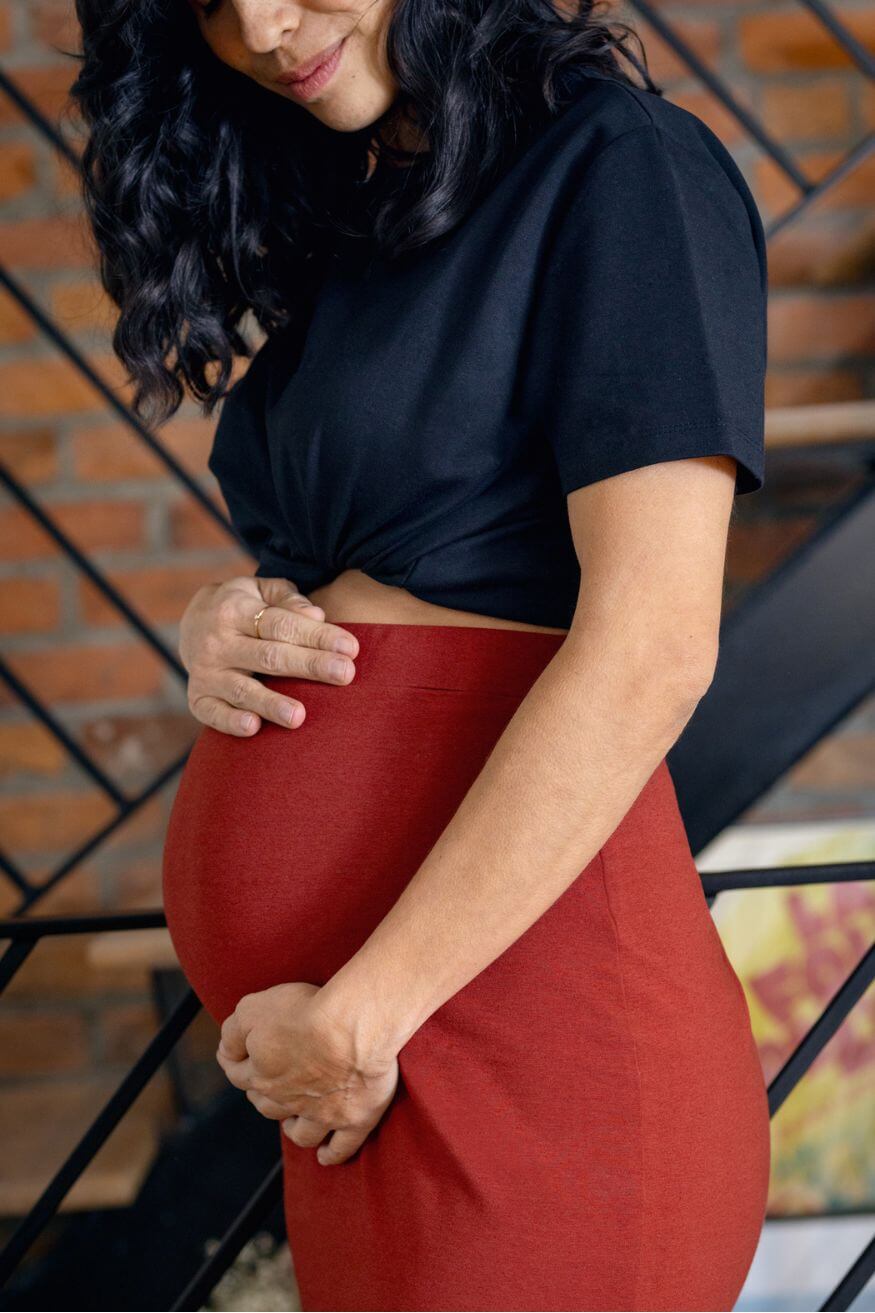Femme enceinte qui montre sa jupe de maternité