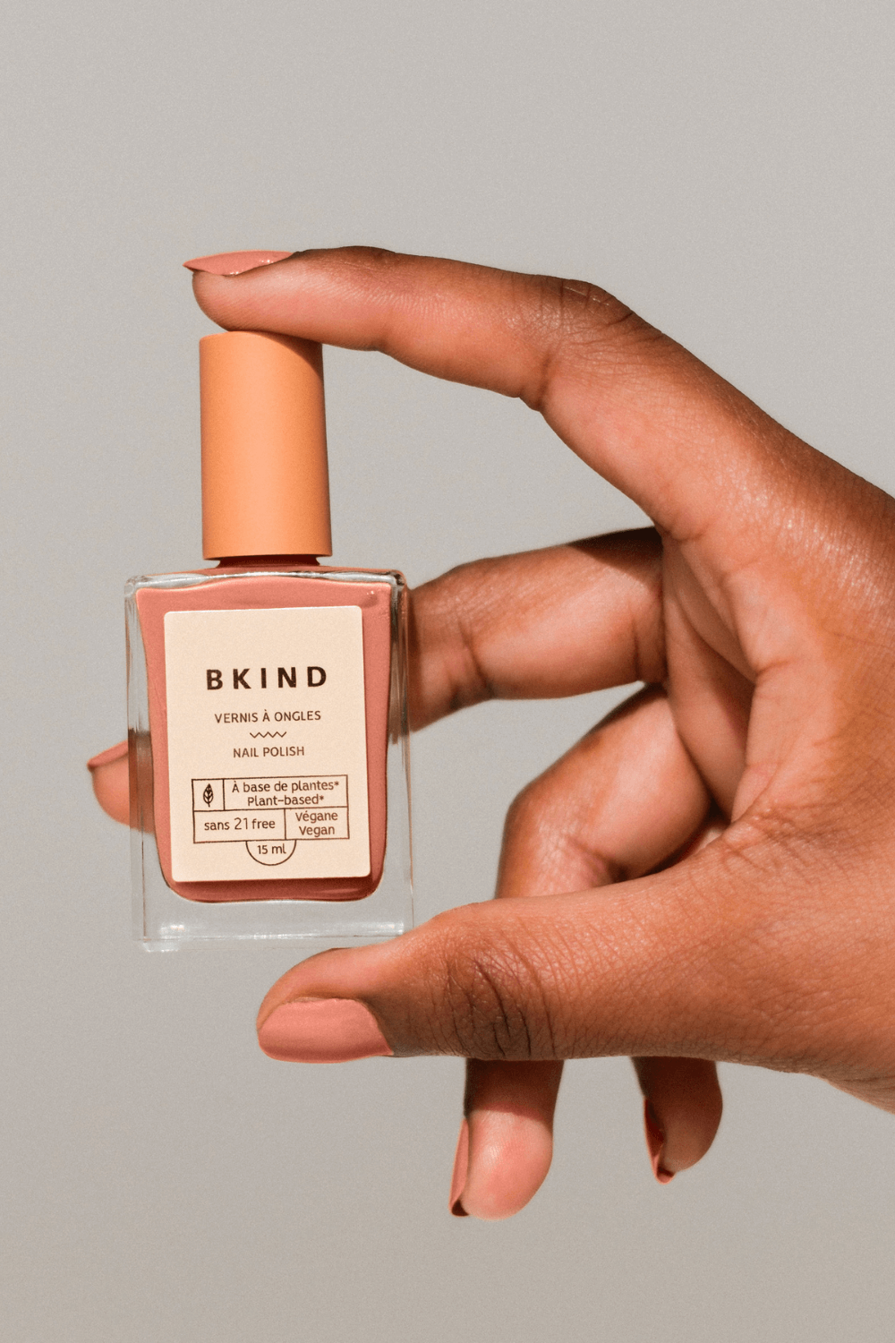 Flacon de vernis non toxique dans main