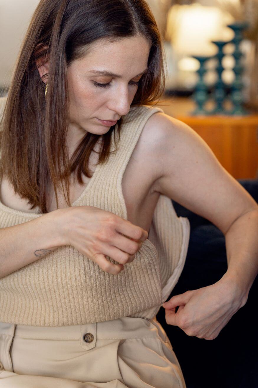 Femme qui porte une camisole d'allaitement et s'apprête à allaiter