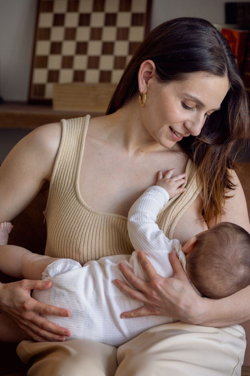 femme portant une camisole d'allaitement et allaitant son enfant