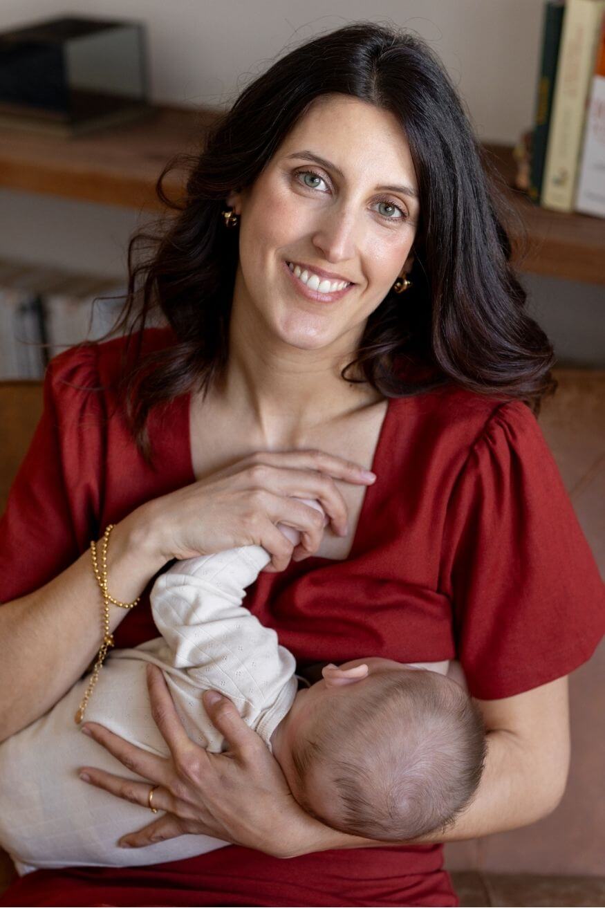 femme en post-partum qui allaite son bébé
