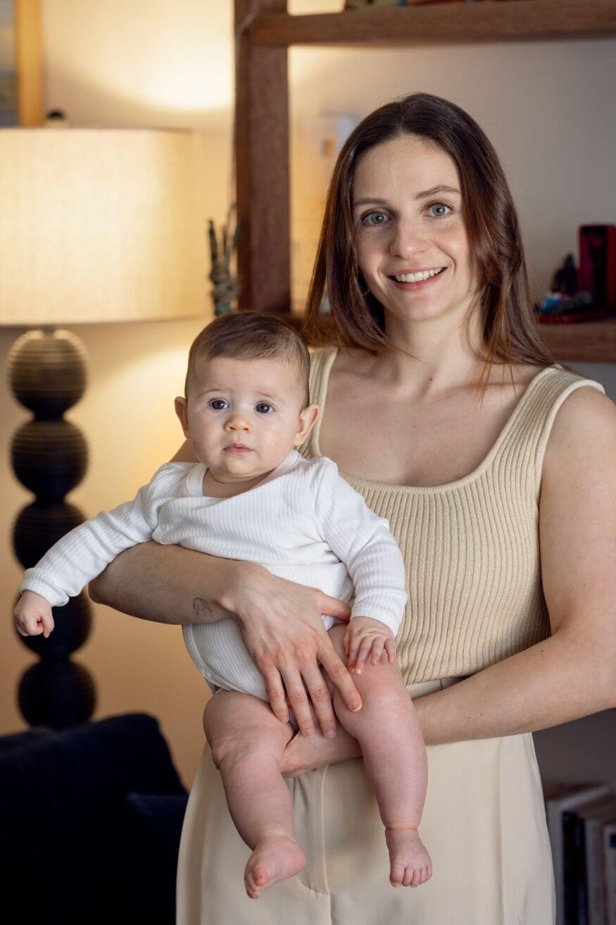 Femme avec son enfant qui profite de sa carte cadeau pour nouvelle maman