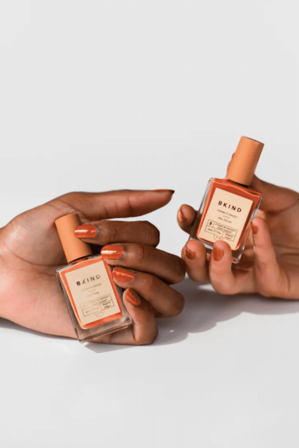 Deux main avec du vernis à ongles pour femme enceinte