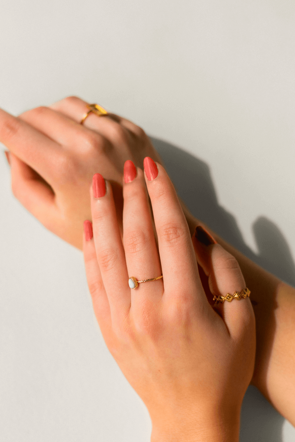 main portant du vernis à ongles