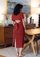 Femme enceinte essayant une robe dans une boutique de maternité